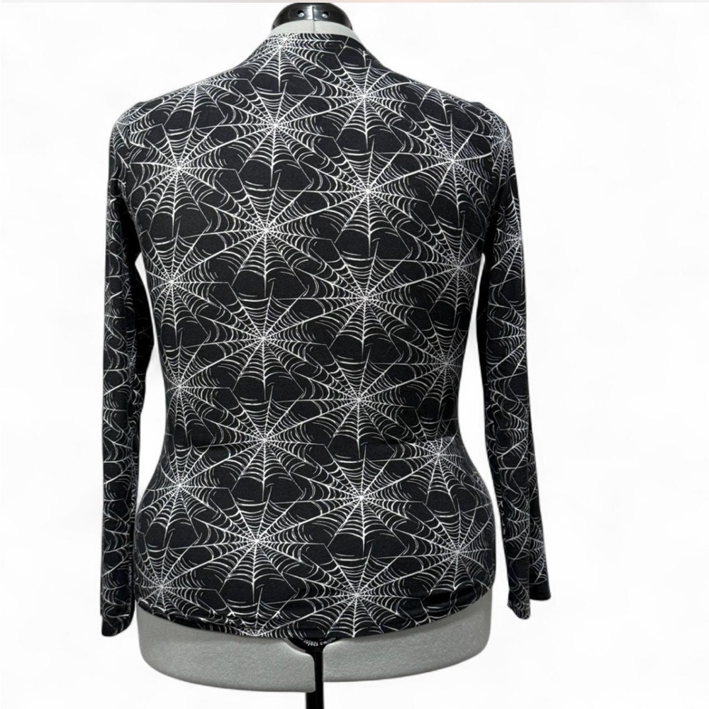 No Boundaries Halloween Cobweb Long Sleeve V-Neck Tee Spiderweb Top, Spooky Goth - Picture 4 of 8